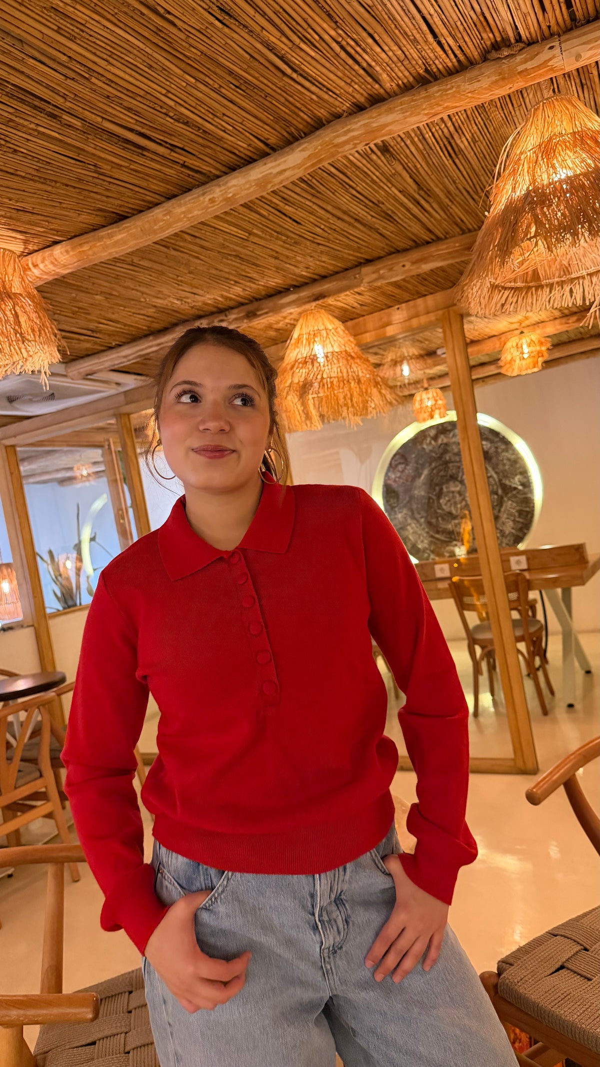 Kırmızı yakalı triko