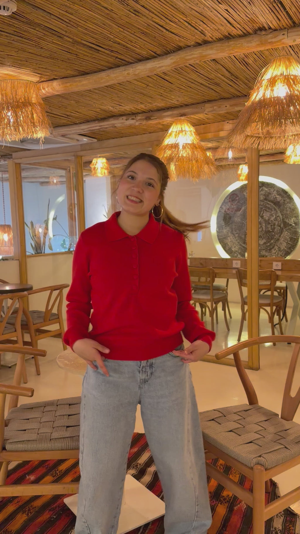 Kırmızı yakalı triko